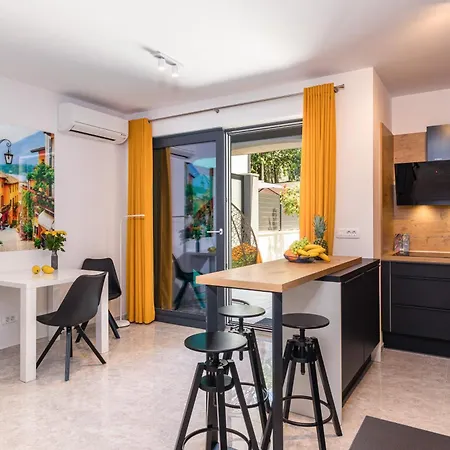 Pješčana Uvala Apartman *